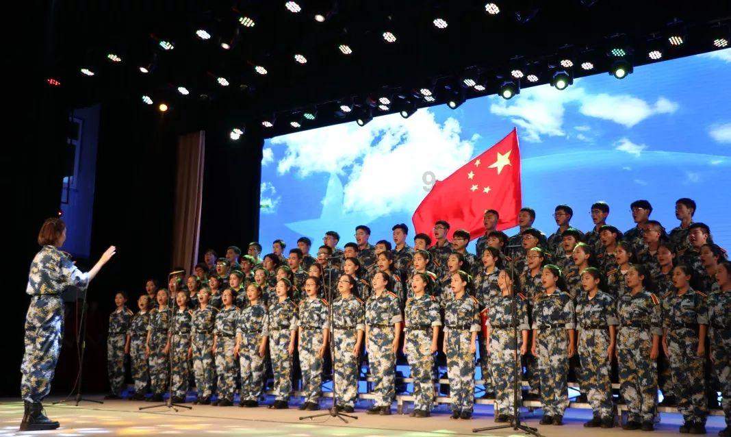 浙江温州，一辆叉车停在省道中间，疑因发生故障。4名女交警了解情况后，化身“大力士”，合力将车推至安全地段